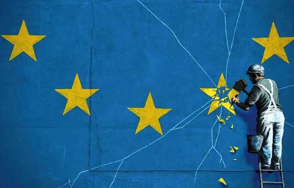 07.01.2019, Großbritannien, Dover: Das Brexit-Wandbild von Banksy zeigt einen Mann, der die EU-Flagge mit einem Hammer entfernt und ist in Dover zu sehen. Foto: Matt Dunham/AP/dpa +++ dpa-Bildfunk +++